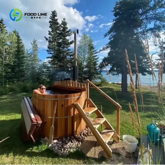 Bain à remous extérieur personnalisé en bois de cèdre, baignoire de spa portable avec chauffage au bois et escalier en bois pour relaxation et bien-être familial et occasions spéciales