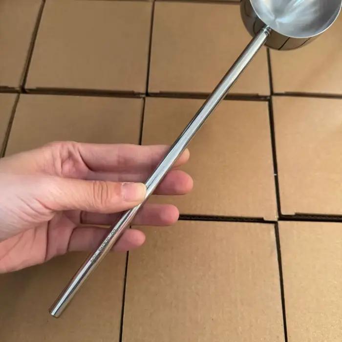 Cuillère à huile chaude en acier inoxydable avec poignée arc-en-ciel pour cuisine sans soucis et sécurité maximale pour les cuisiniers amateurs et professionnels